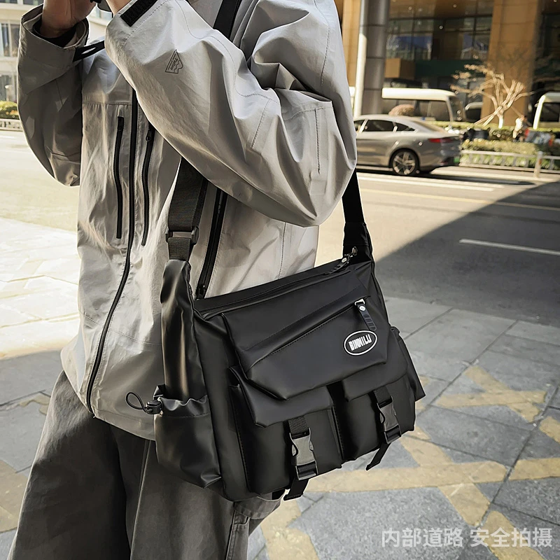 男士斜挎包通勤包男款邮差包骑行包机车背包运动男生大容量单肩包