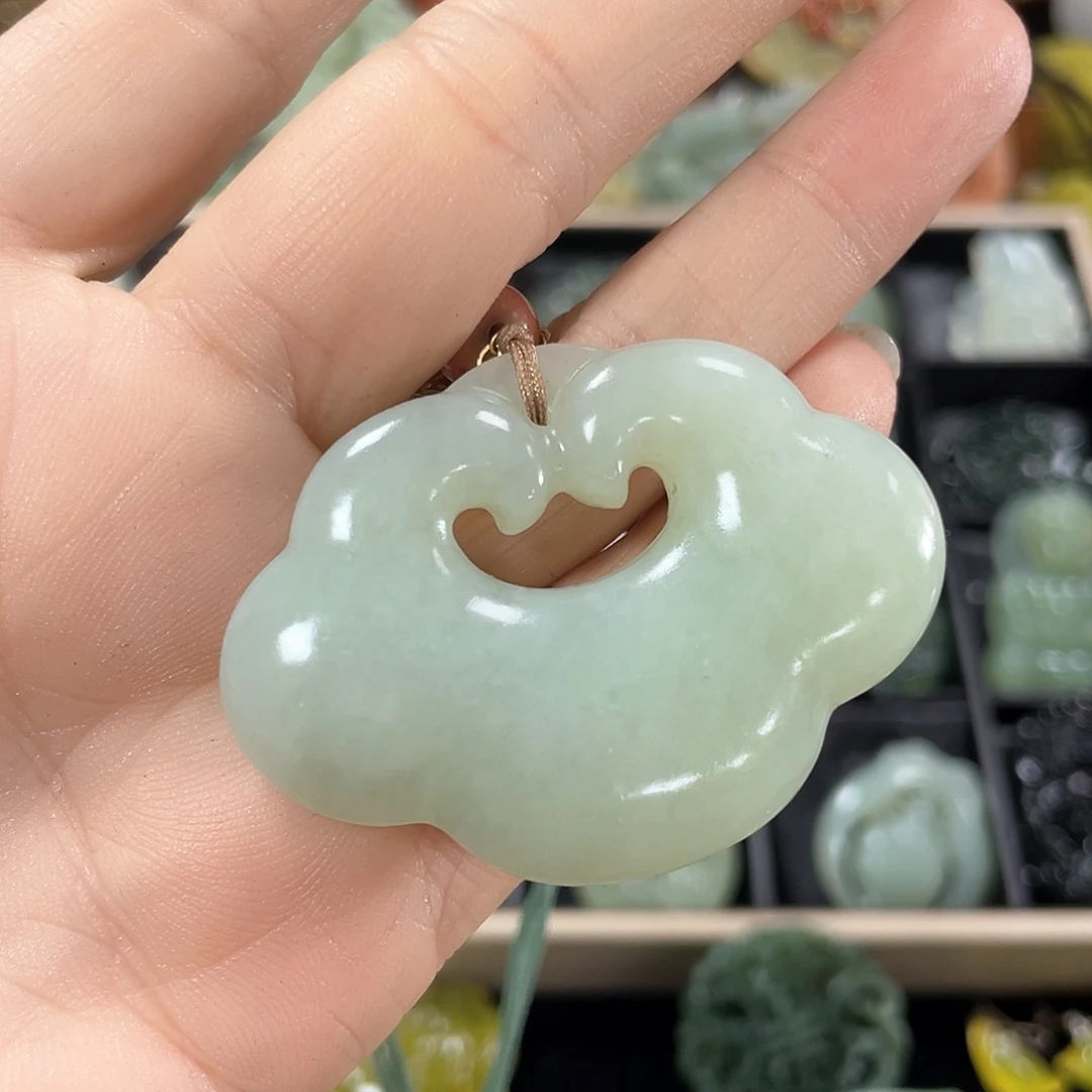 蛇纹石玉颈饰未镶嵌芹****菜