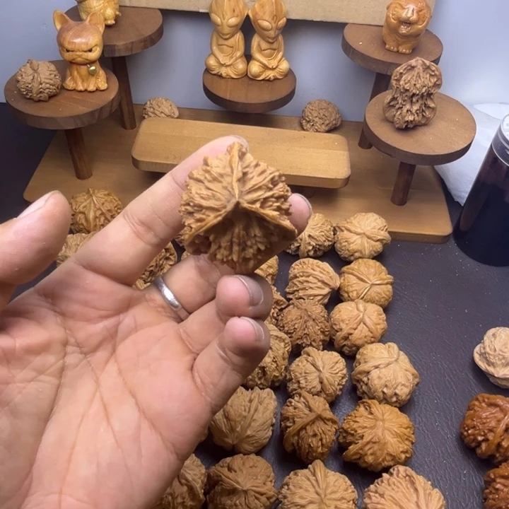 中***n吊坠桃核三棱一条弱