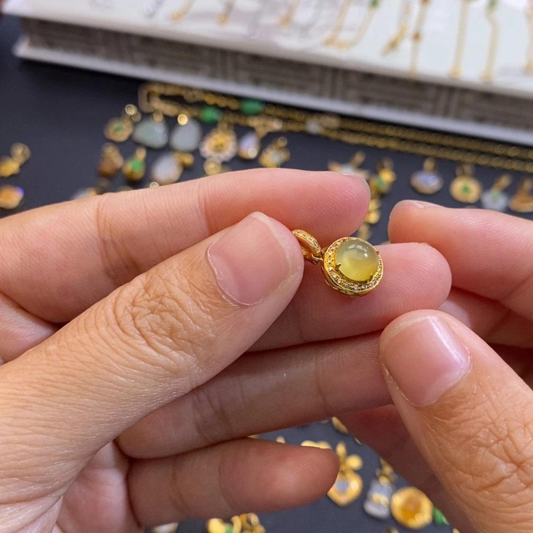 秋***意翡翠18K金镶嵌颈饰