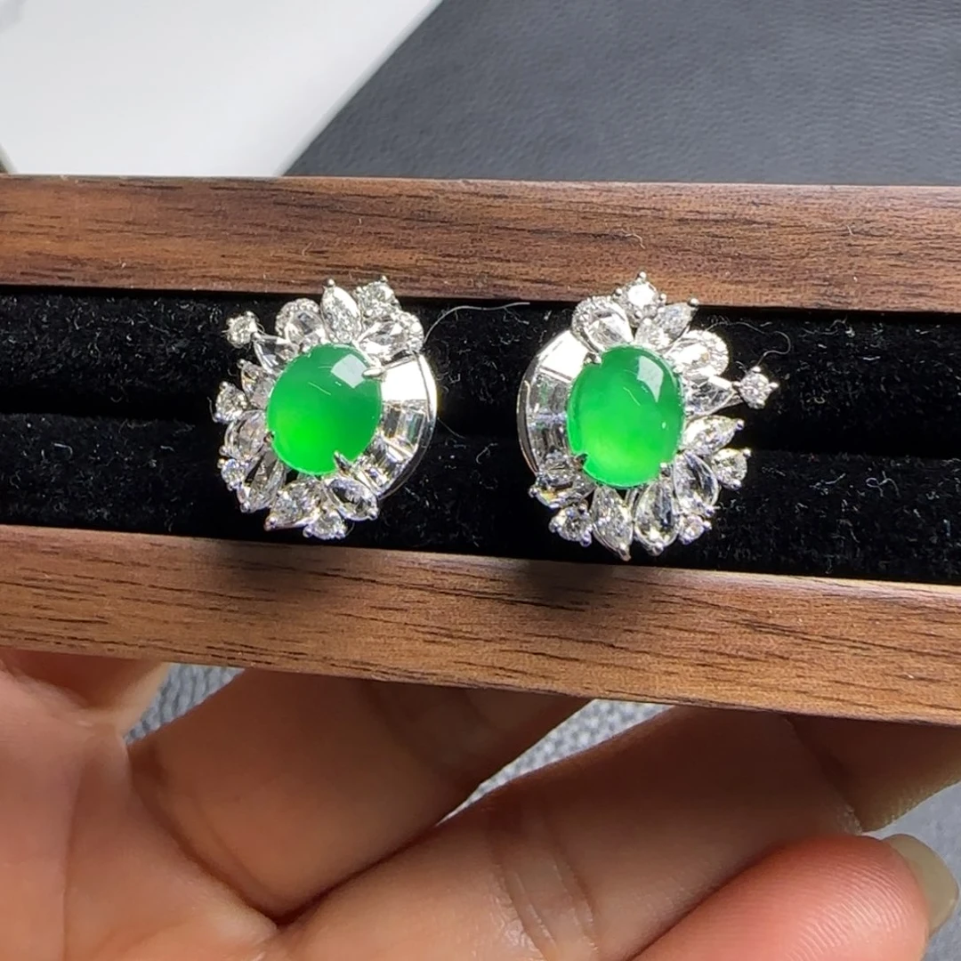 颈饰18K金镶嵌翡翠蛋面