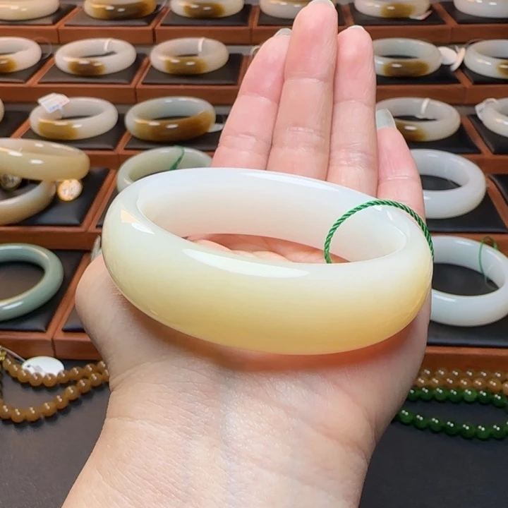 和田玉未镶嵌手镯