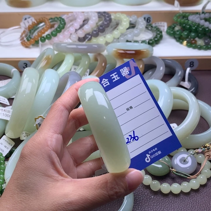 和田玉未镶嵌手镯