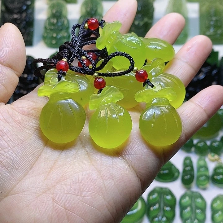 蛇纹石玉颈饰未镶嵌