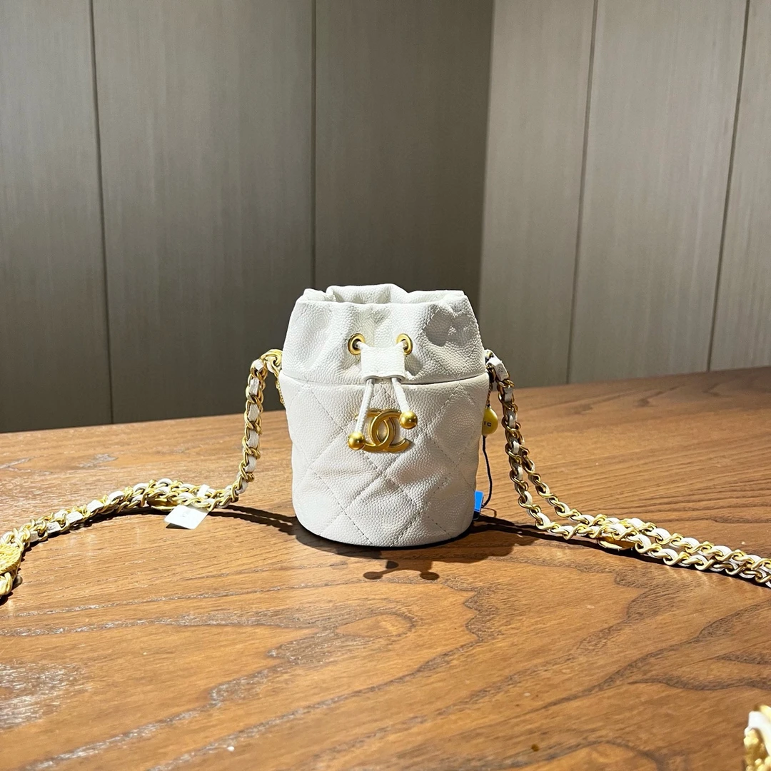 99新 Chanel/香奈儿 mini金币水桶包 新款镭射 尺寸8x11 sd