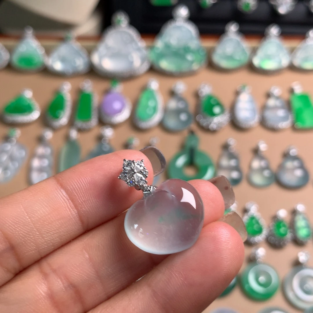 翡翠18K金镶嵌颈饰起光爱心挂件