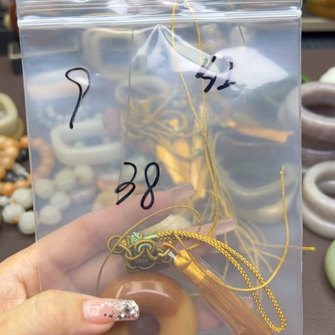 石英质玉手镯未镶嵌红*姐