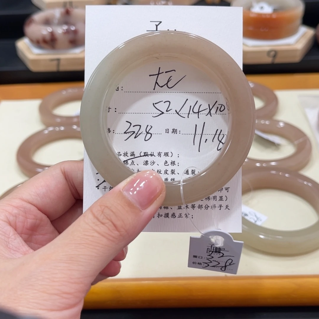 未镶嵌手镯石英质玉是**呀