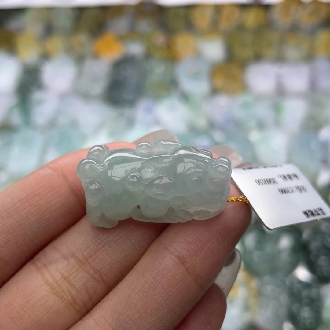 翡翠未镶嵌颈饰貔貅