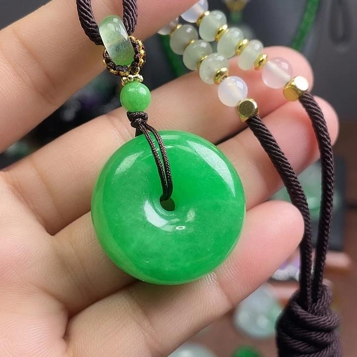 翡翠未镶嵌吊坠(赠链)