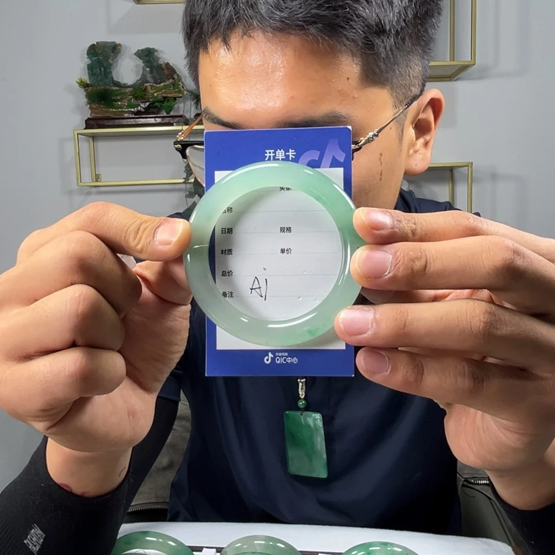 石英质玉（非洲翠）手镯未镶嵌