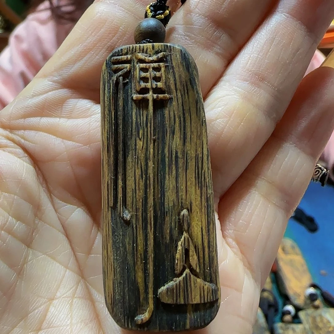 沉香吊坠海南白奇乌身老料雕刻禅字带绳10克