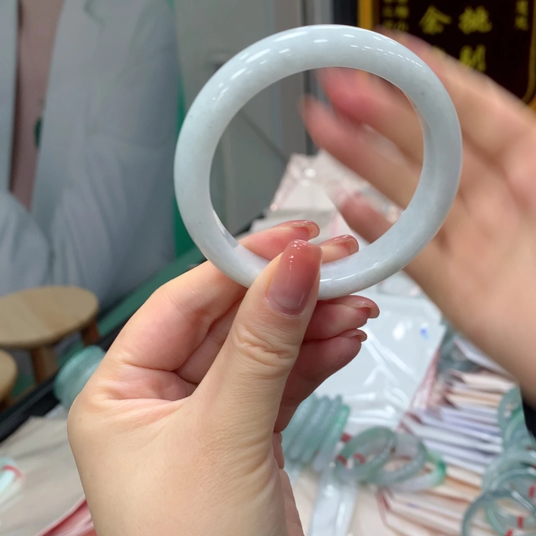 翡翠手镯未镶嵌事*有买断