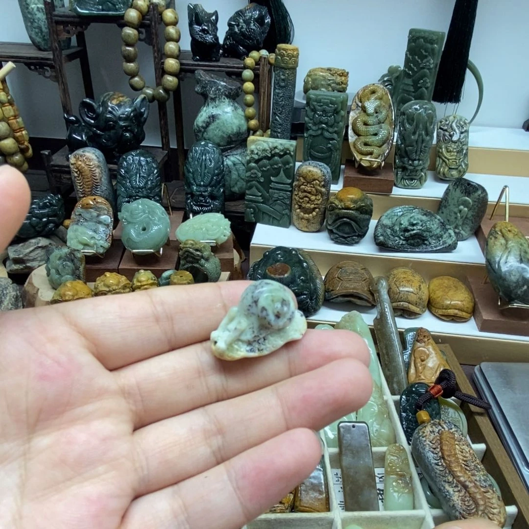 未镶嵌岫岩河磨玉（透闪石质玉）把件回**了