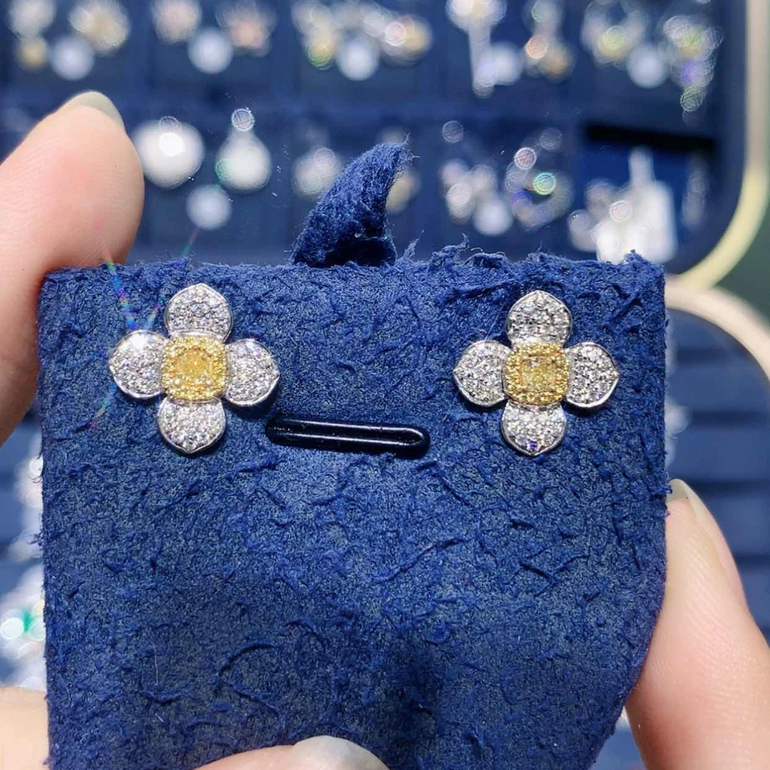 【闪购商品】18K金镶嵌耳饰钻石