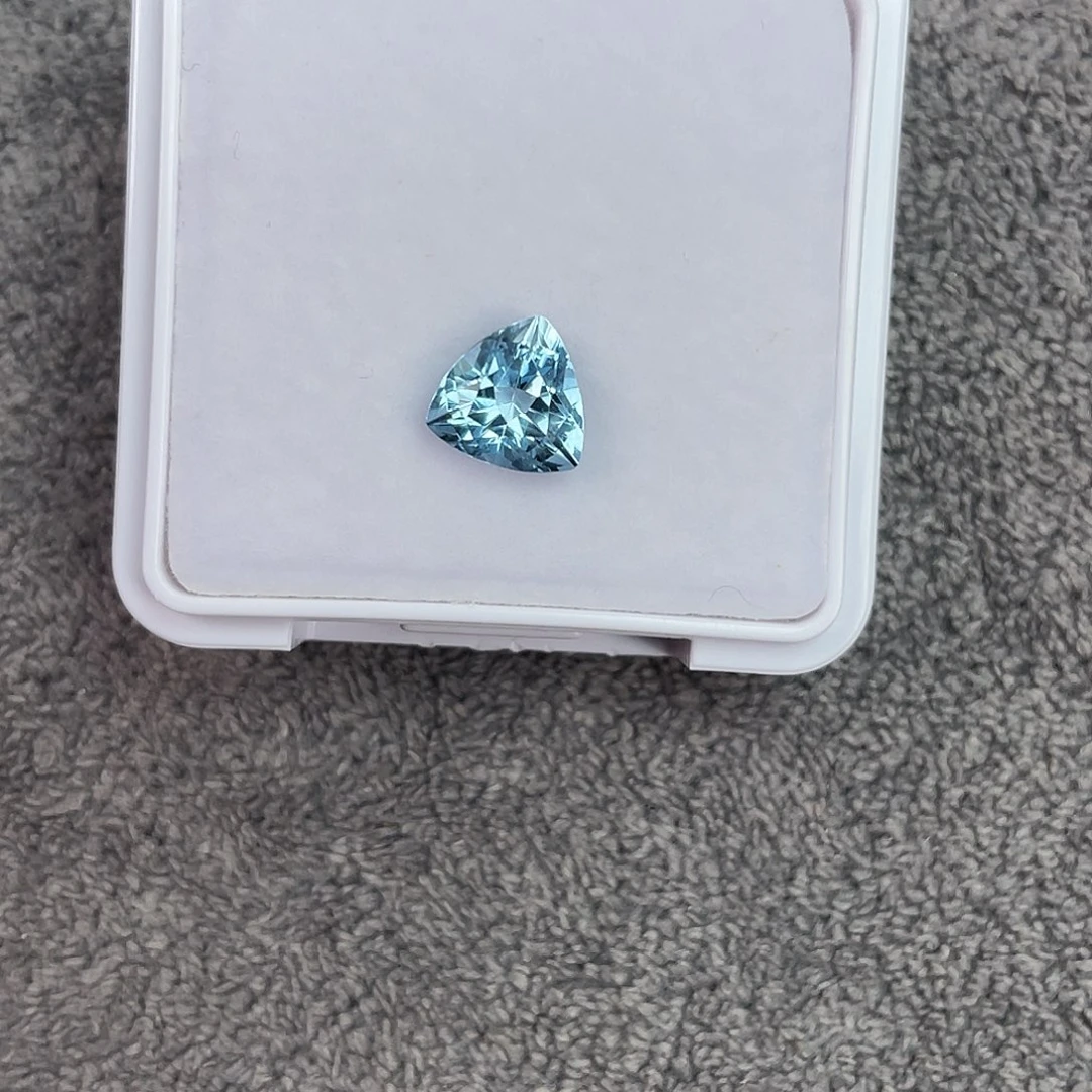 海蓝宝石裸石未镶嵌1.731Ct。