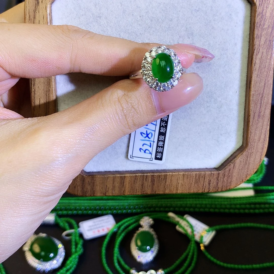 翡翠戒指银S925镶嵌天然翡翠蛋面戒指