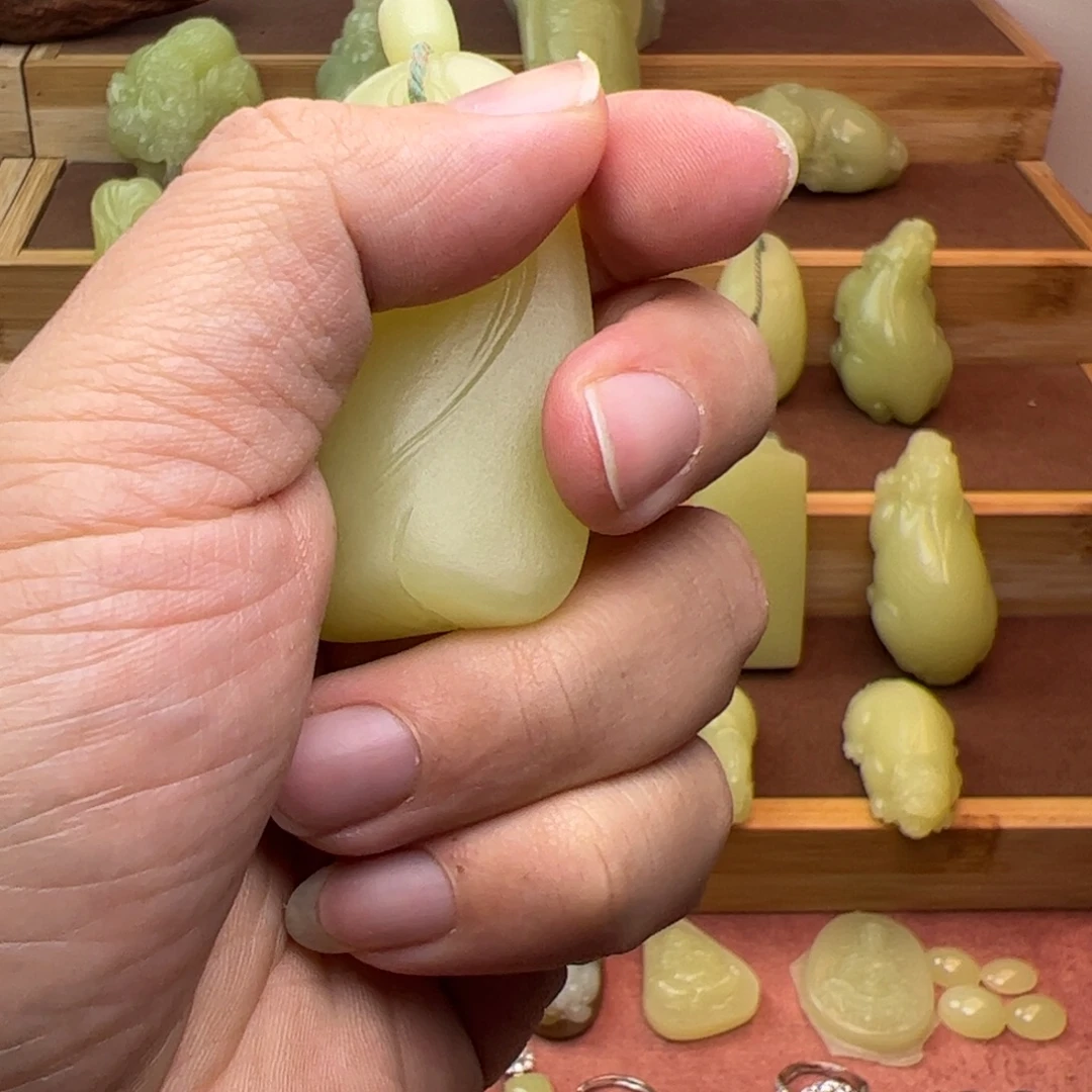 ****刀和田玉（黄玉）未镶嵌颈饰