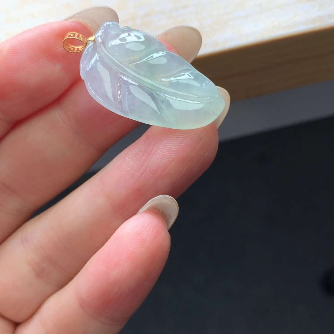 翡翠18K金镶嵌颈饰吊坠