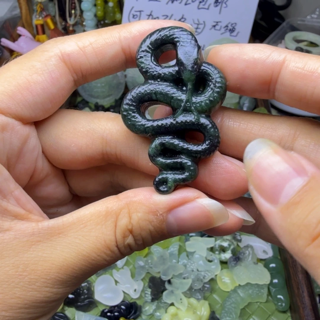 蛇纹石玉未镶嵌颈饰