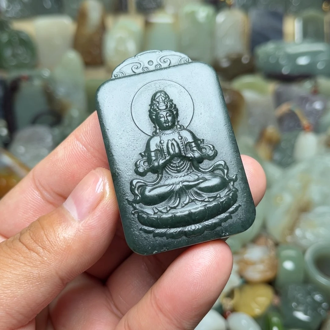 和田玉未镶嵌颈饰背面雕刻山水