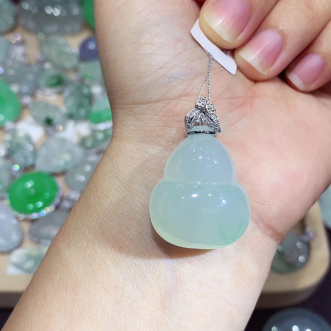 翡翠18K金镶嵌颈饰葫芦