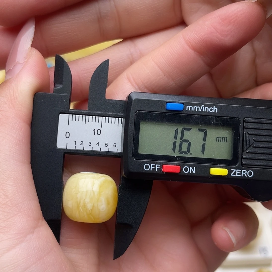 小***景琥珀未镶嵌裸石蜜蜡老型梦