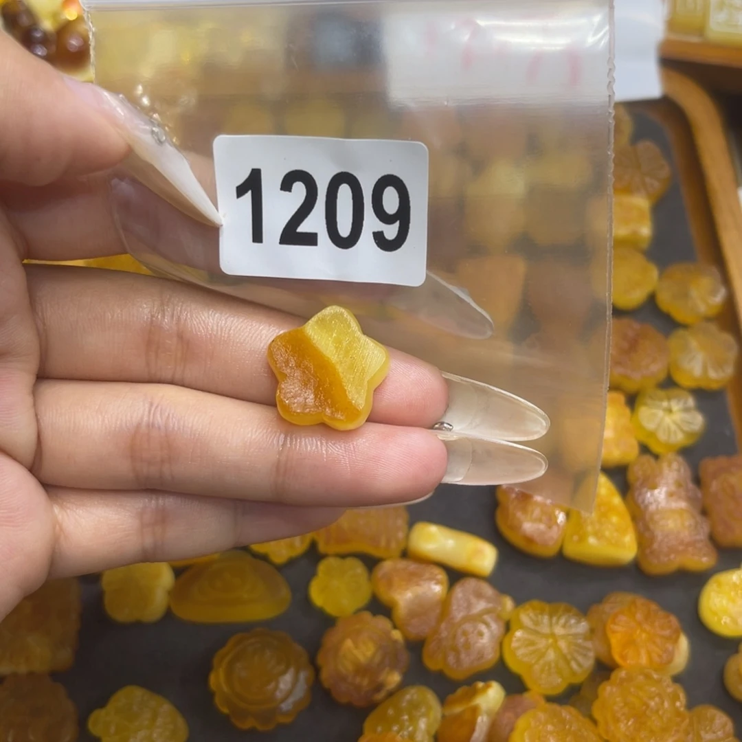 苦***涩琥珀未镶嵌珠宝奇石