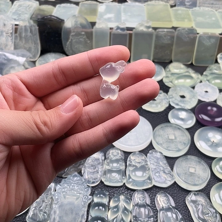 岫玉未镶嵌颈饰小鹿