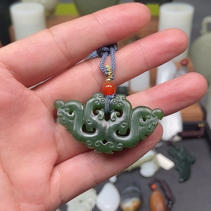 和田玉吊坠(赠链)未镶嵌钱***?