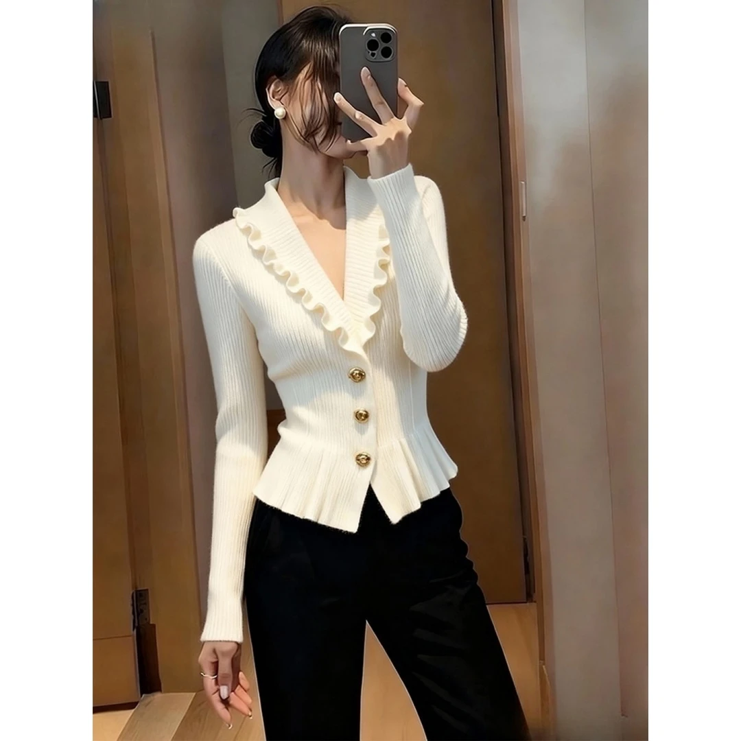 白色荷叶边V领毛衣女秋冬巨好看高端独特漂亮气质小香风针织上衣