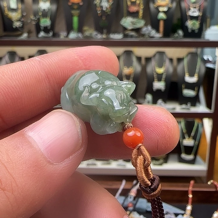 翡翠未镶嵌颈饰翡翠A货绿牛