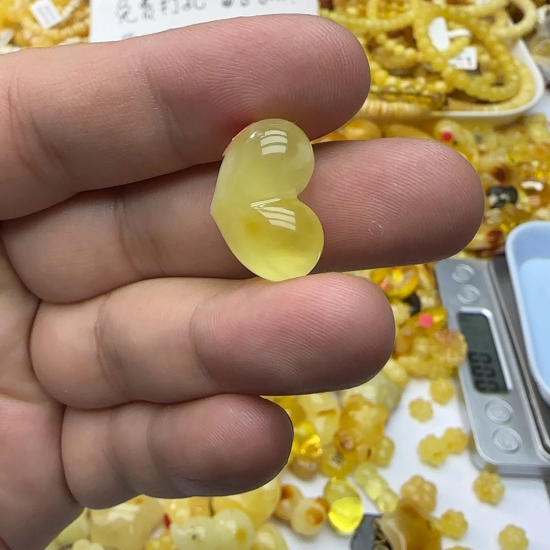 小***儿琥珀未镶嵌裸石1.83克01