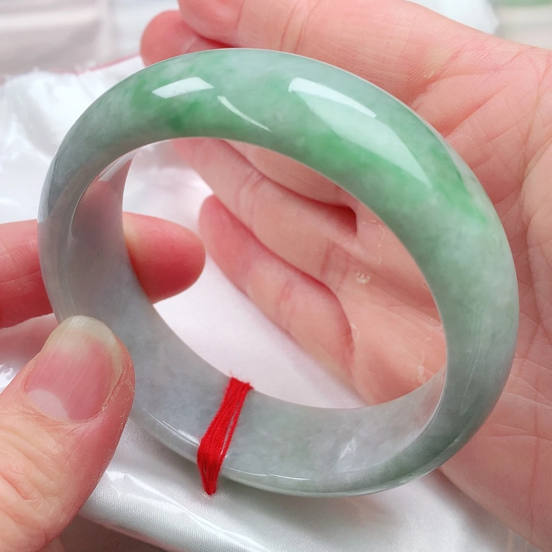 翡翠手镯未镶嵌。。