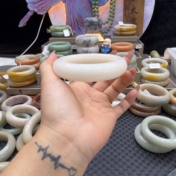 阳***成未镶嵌手镯石英质玉