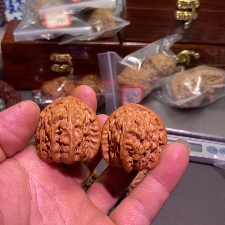 桃核把件白狮子核桃