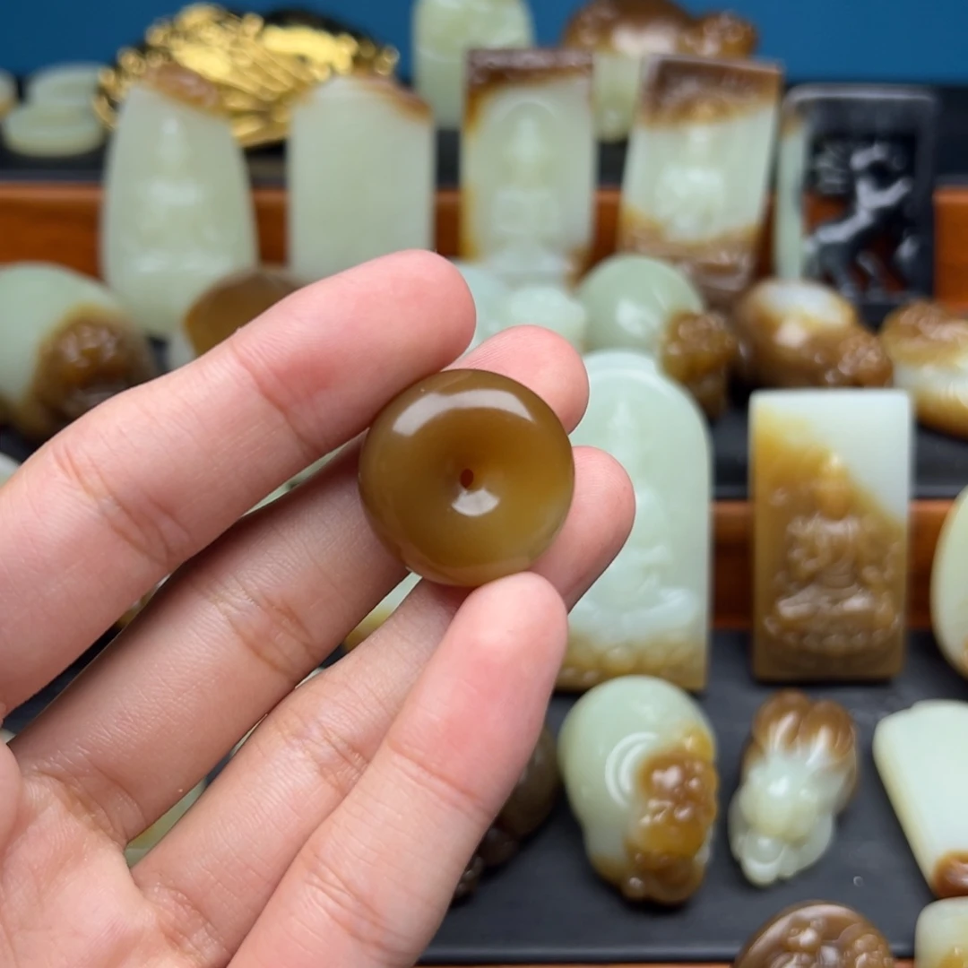 阎****和田玉未镶嵌颈饰