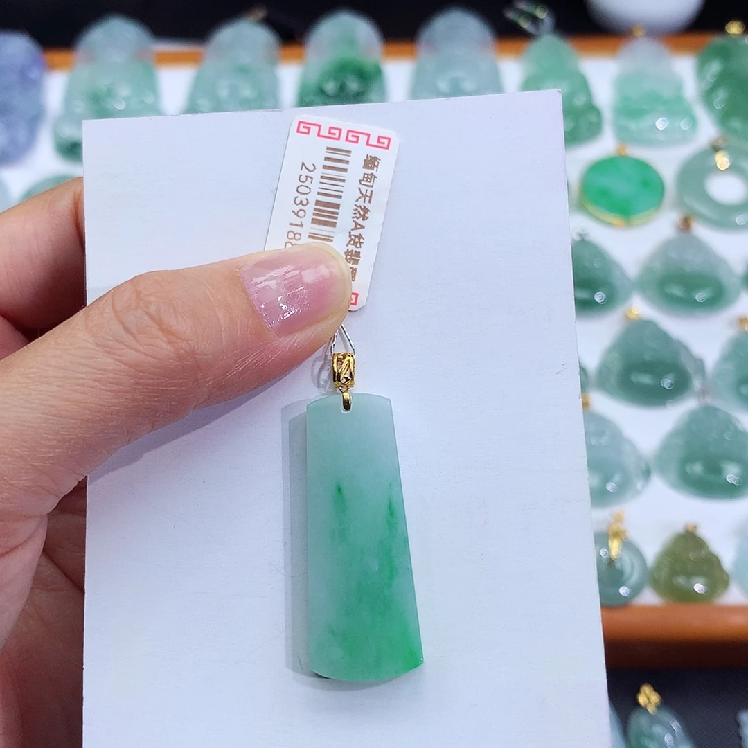 翡翠18K金镶嵌颈饰翡翠吊坠