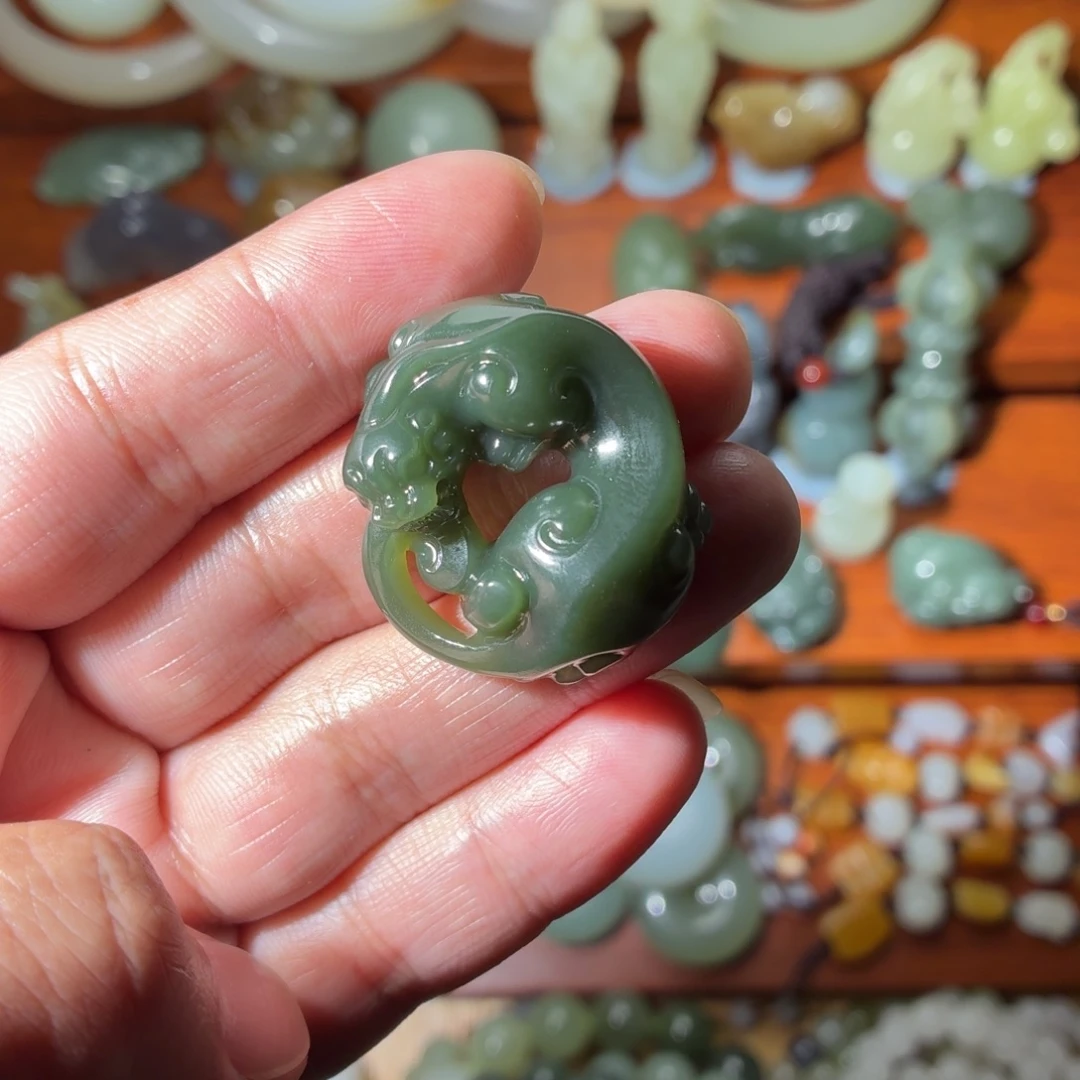 陇***衣和田玉（青玉）未镶嵌吊坠(不含链)