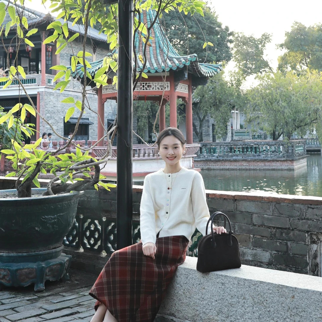 韩系杏色长袖针织开衫女早秋刺绣字母设计感宽松显瘦毛衣外套上衣