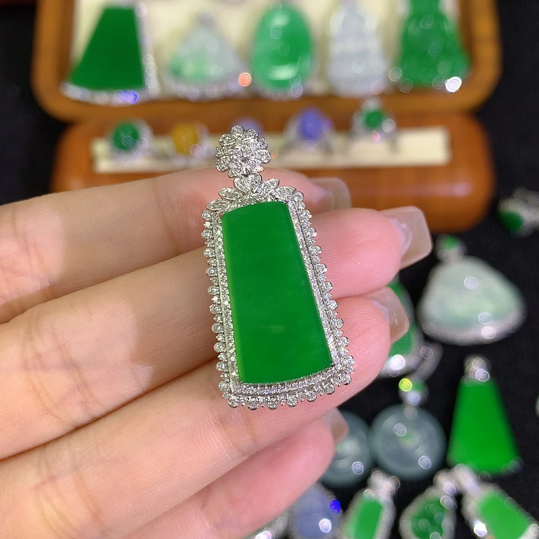 翡翠18K金镶嵌颈饰888888