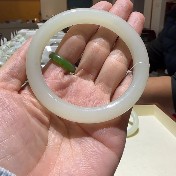 用***e和田玉未镶嵌手镯892