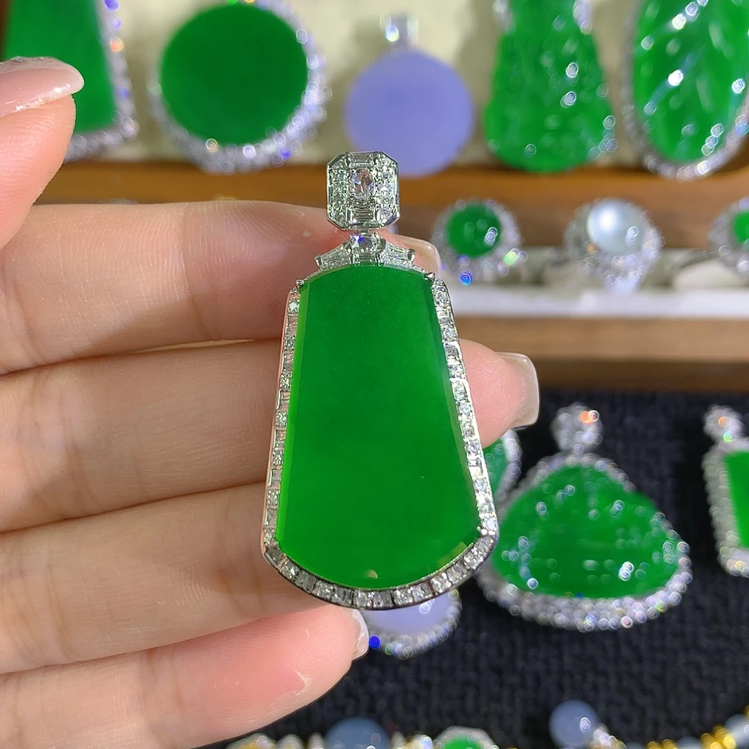 翡翠18K金镶嵌颈饰无事牌