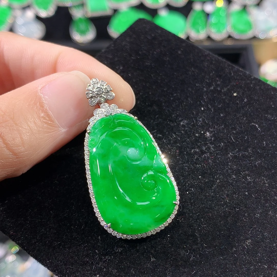 翡翠18K金镶嵌颈饰