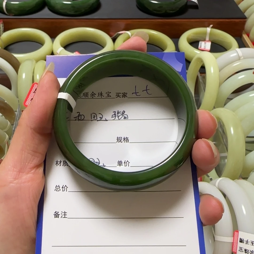 和田玉手镯未镶嵌七*