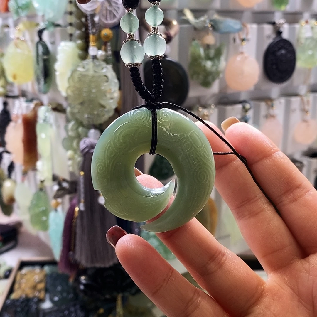 蛇纹石玉未镶嵌颈饰