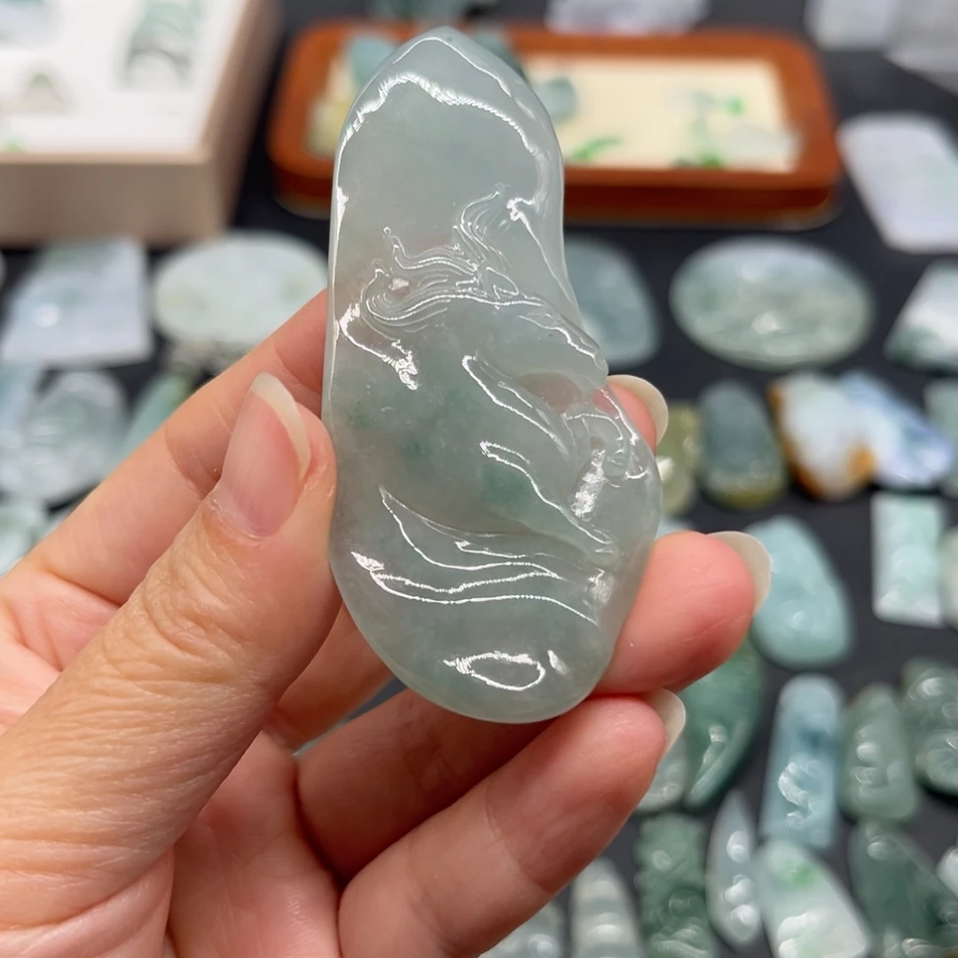 翡翠未镶嵌颈饰马牌