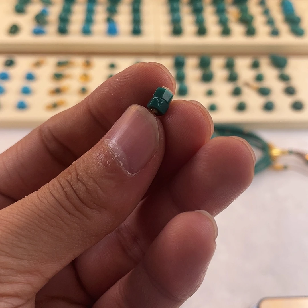 绿松石未镶嵌颈饰