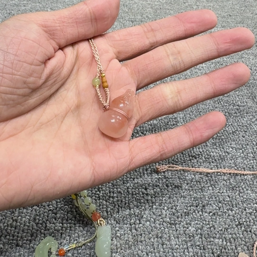 奶****石英质玉未镶嵌颈饰14