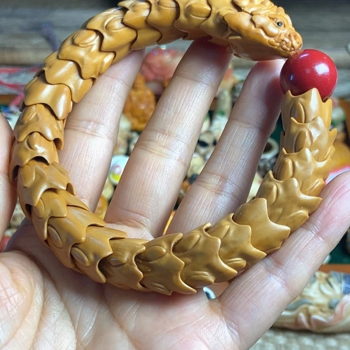 用****9配饰橄榄核雕刻龙脊一个